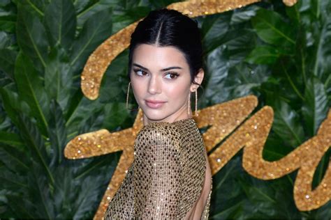 kendall nuda|Kendall Jenner pose entièrement nue pour un célèbre magazine